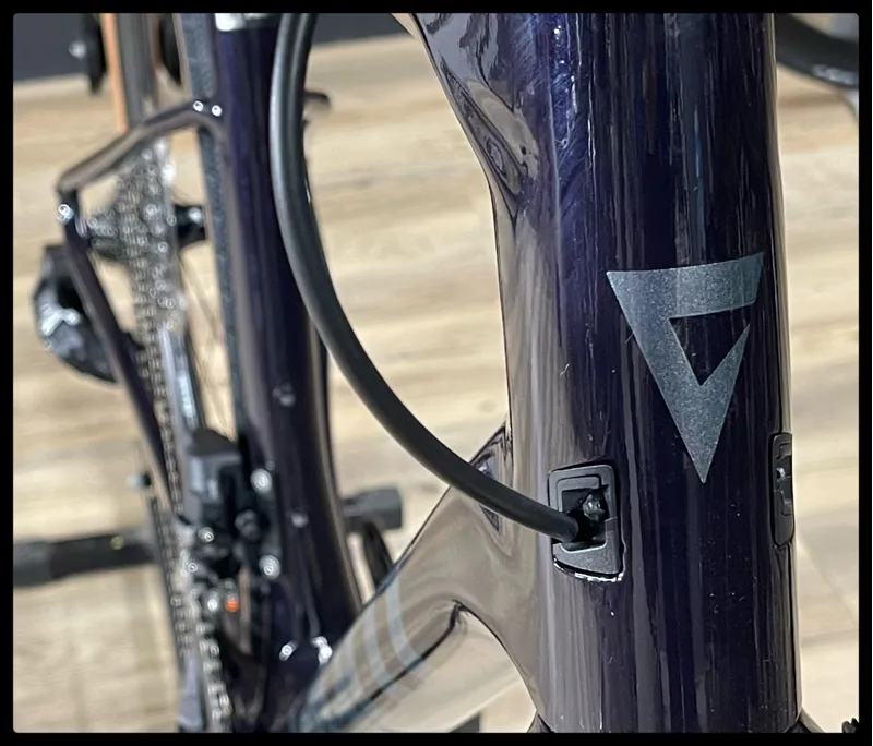 Giant Revolt Advanced Pro 1Gloss Black Currant Medium 2023-4